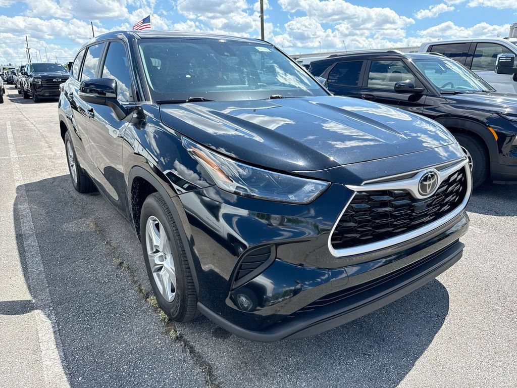 Used 2023 Toyota Highlander L FWD image 4