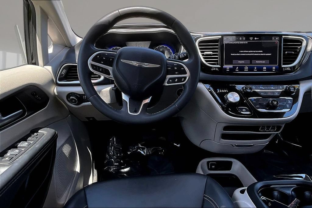 Used 2024 Chrysler Pacifica Touring-L FWD image 8