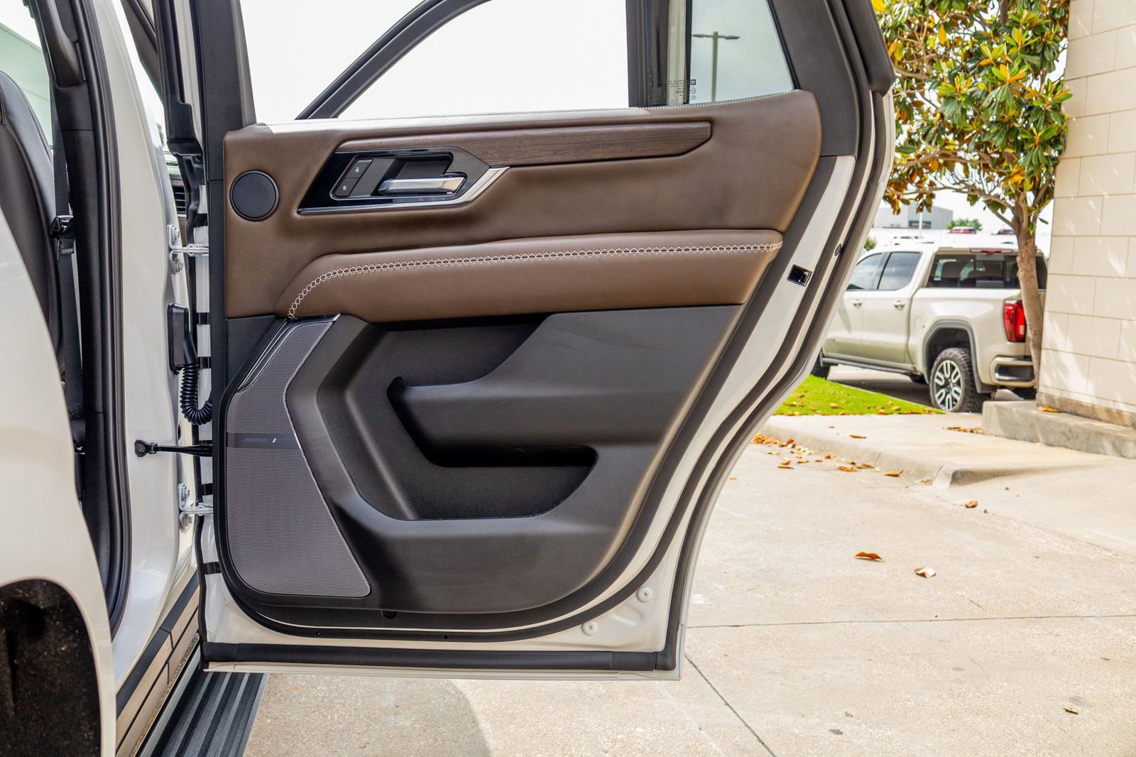 Used 2025 GMC Yukon Denali Ultimate w/ LPO, Floor Liner Package AWD/4WD image 41