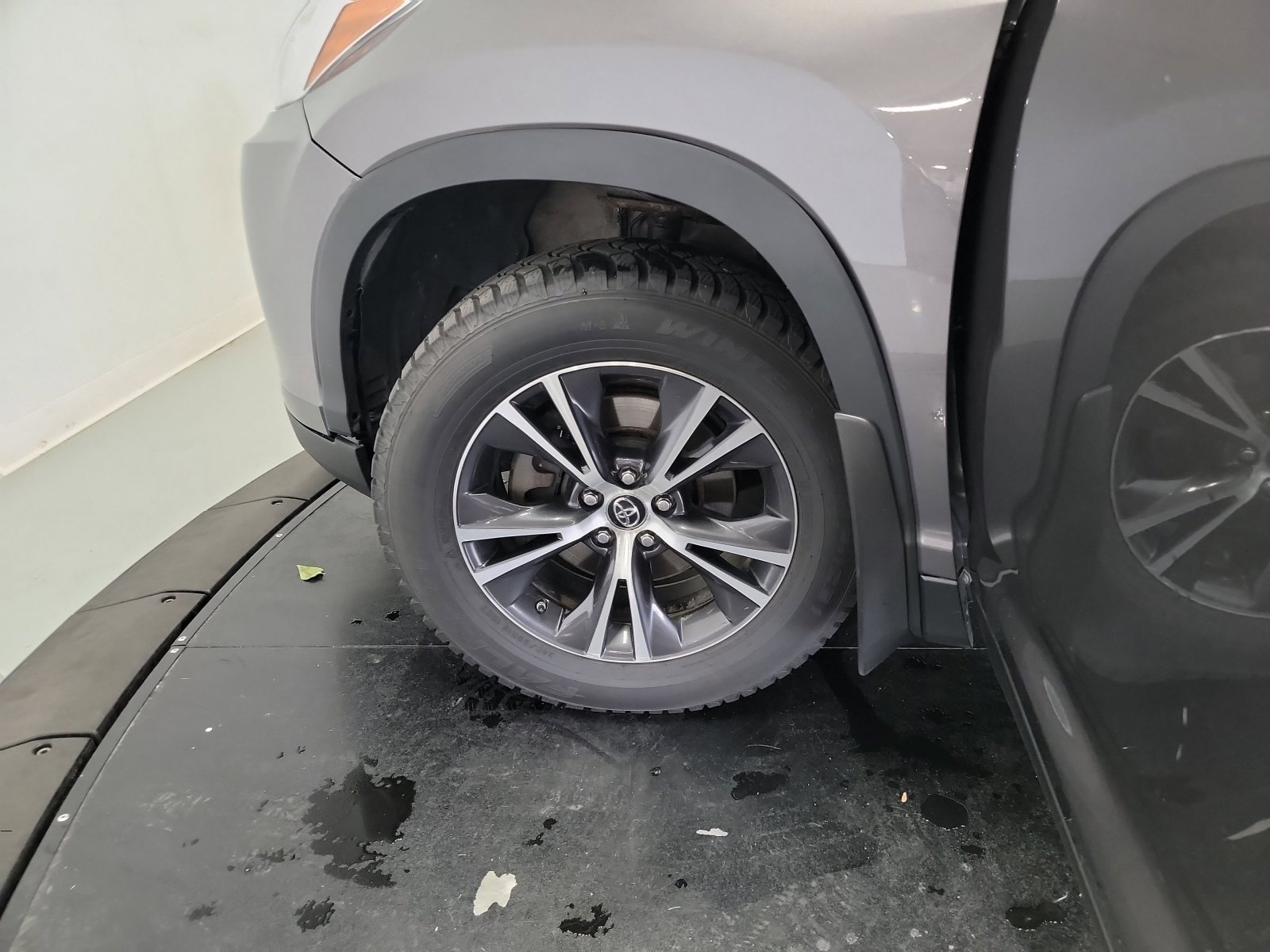 Used 2019 Toyota Highlander LE AWD/4WD image 29