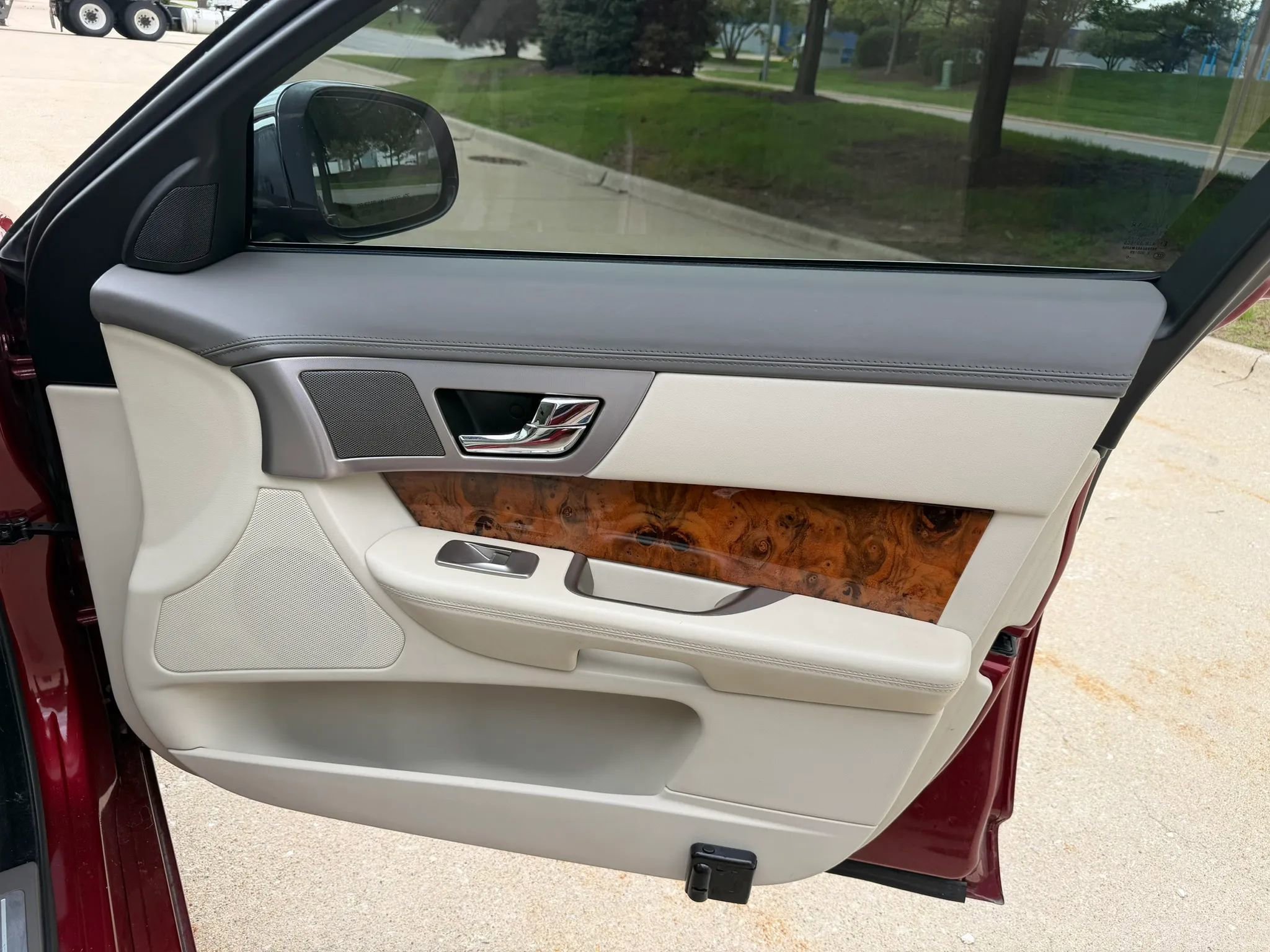 Used 2011 Jaguar XF Premium RWD image 24