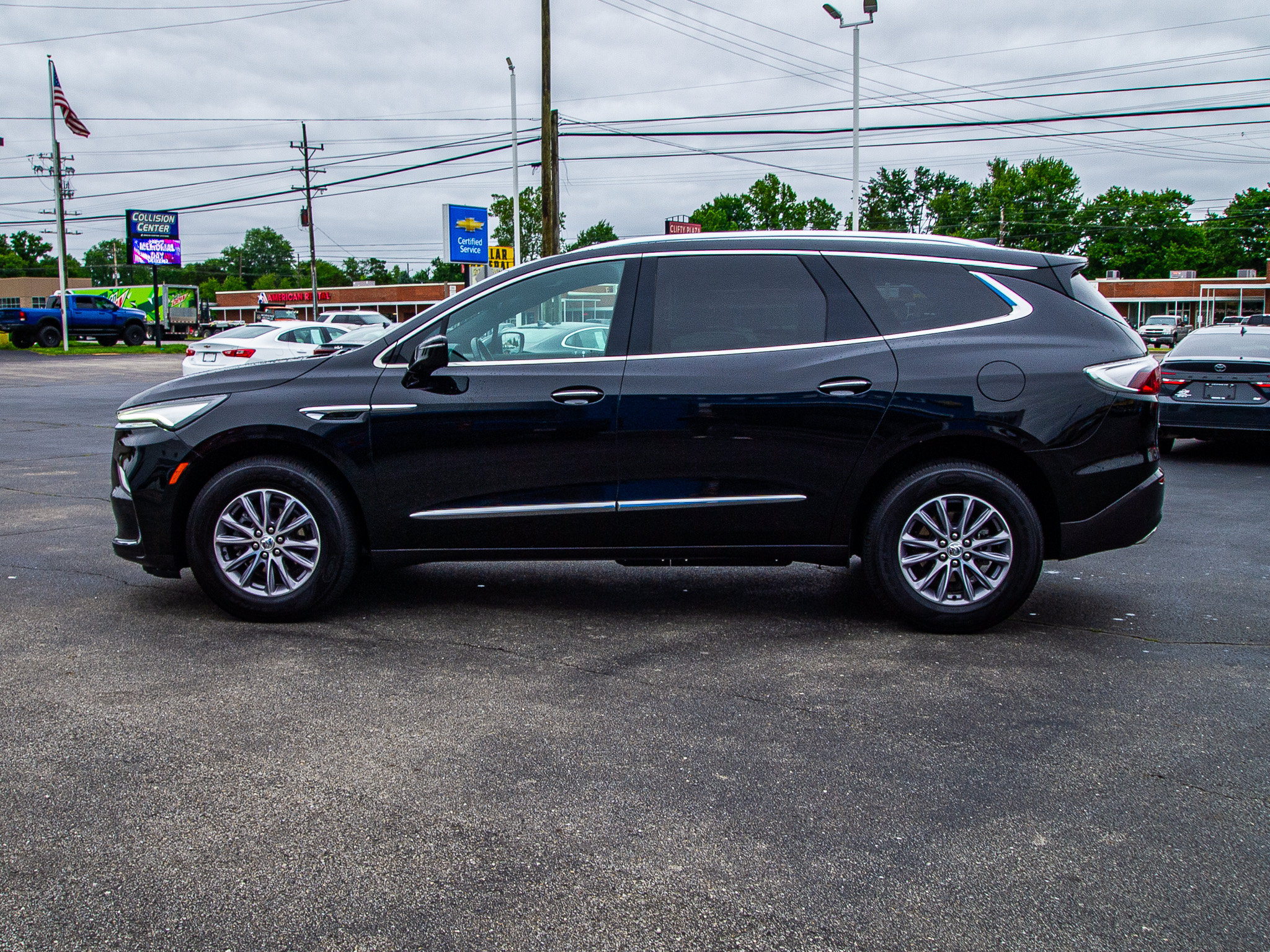 Used 2024 Buick Enclave Essence w/ Technology Package FWD image 4