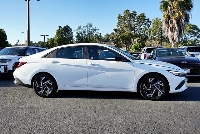 Certified 2025 Hyundai Elantra Sport image 7