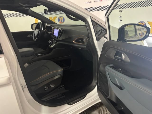 New 2027 Chrysler Pacifica Pinnacle AWD/4WD image 34