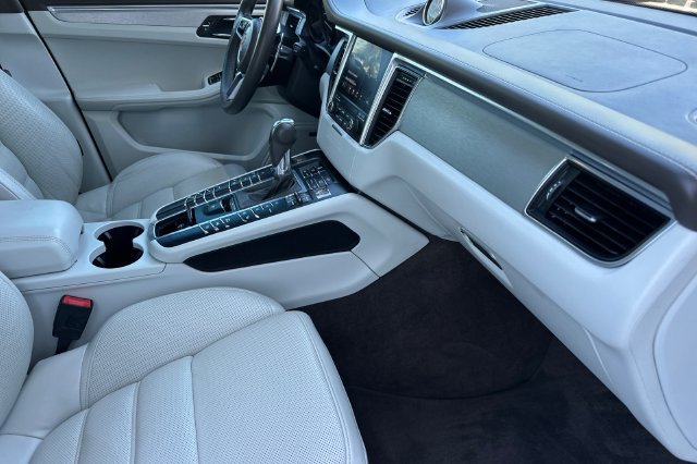 Used 2017 Porsche Macan Turbo AWD/4WD image 15
