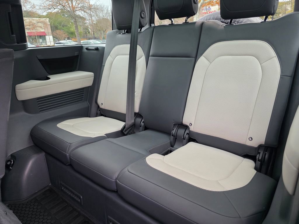 Used 2023 Land Rover Defender 130 X-Dynamic SE image 33