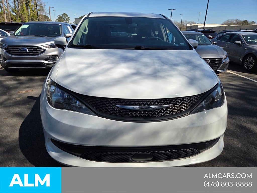 Used 2022 Chrysler Voyager LX image 18