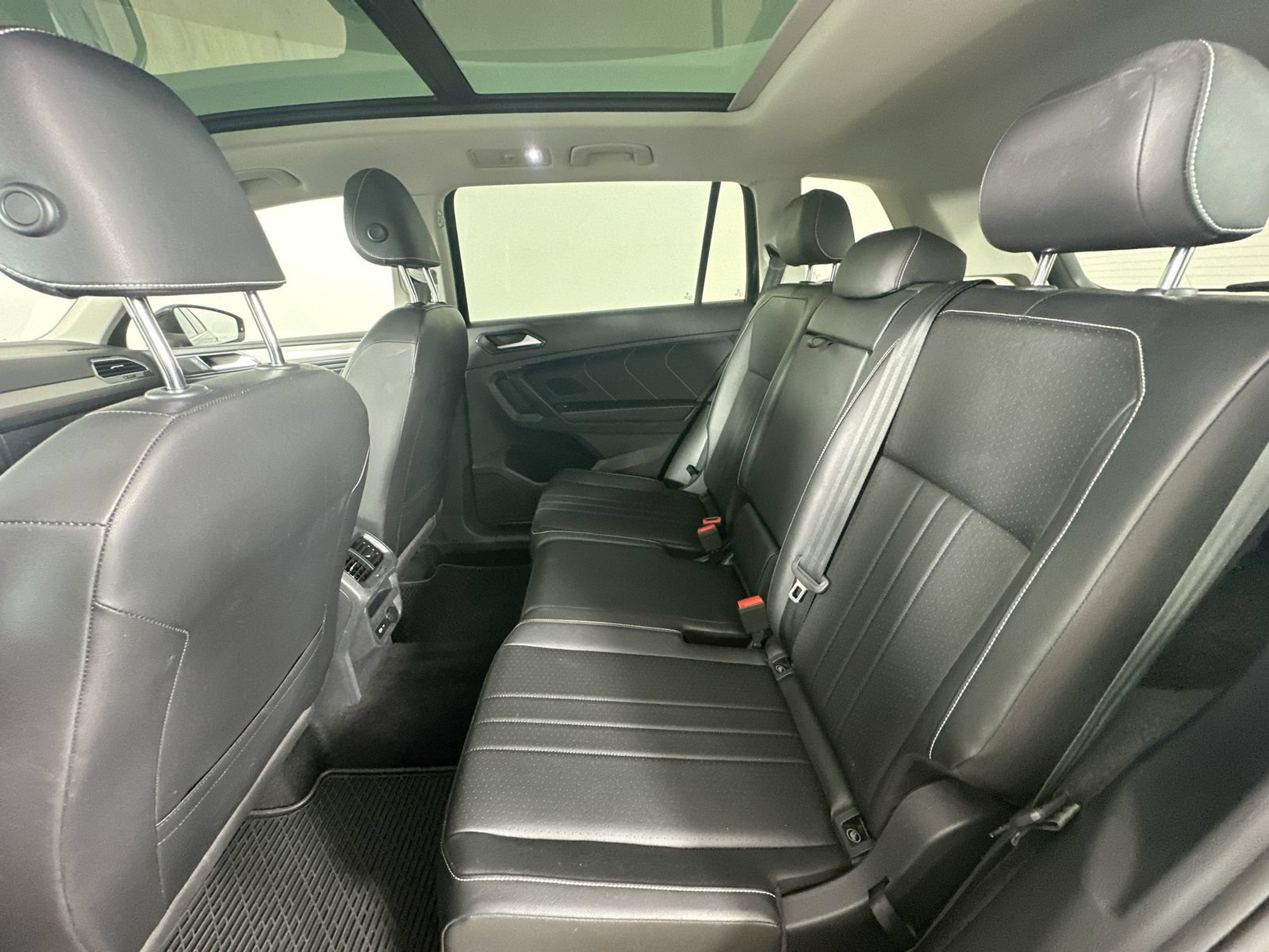 Certified 2023 Volkswagen Tiguan SE w/ Panoramic Sunroof Package AWD/4WD image 39