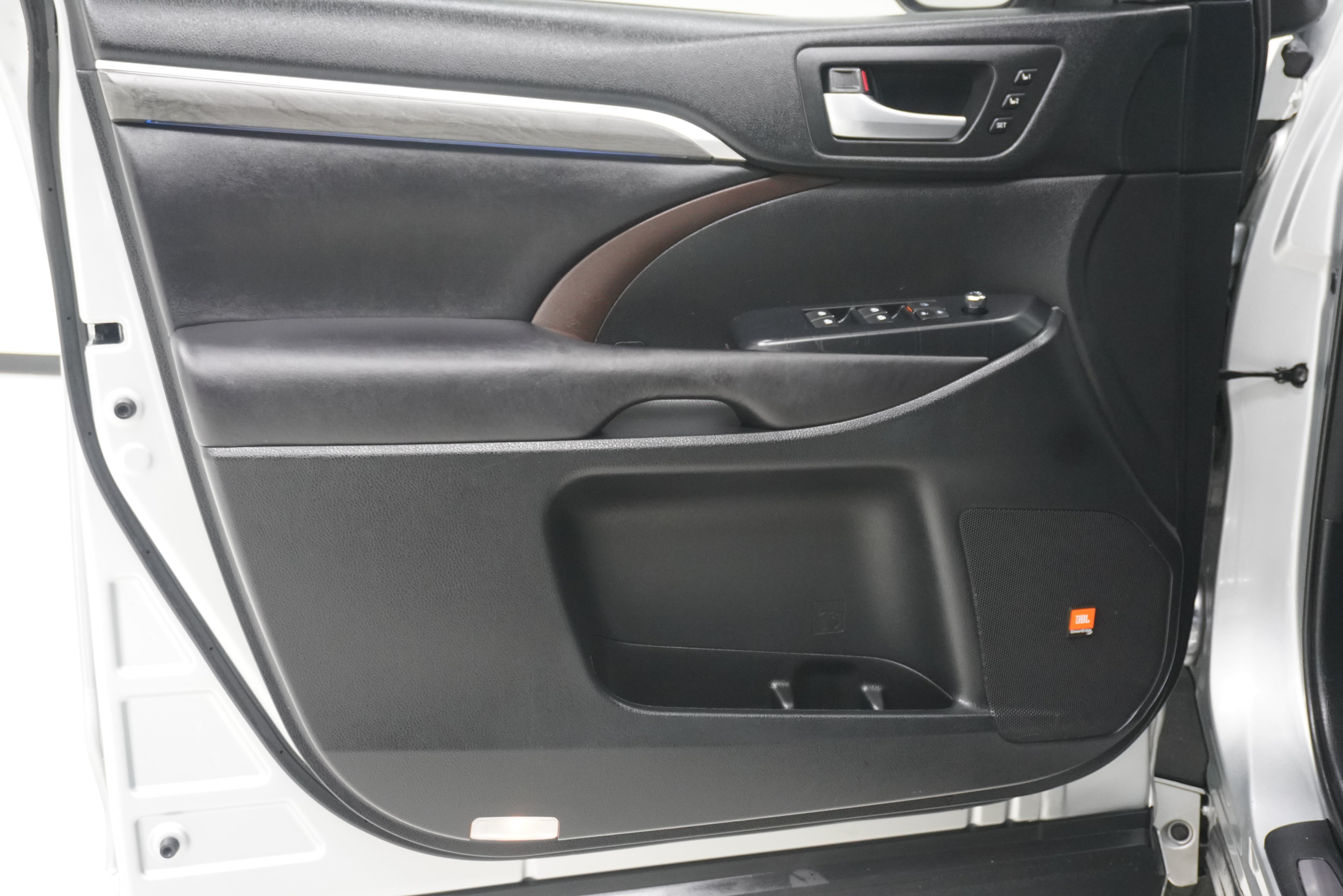 Used 2017 Toyota Highlander Limited Platinum FWD image 16