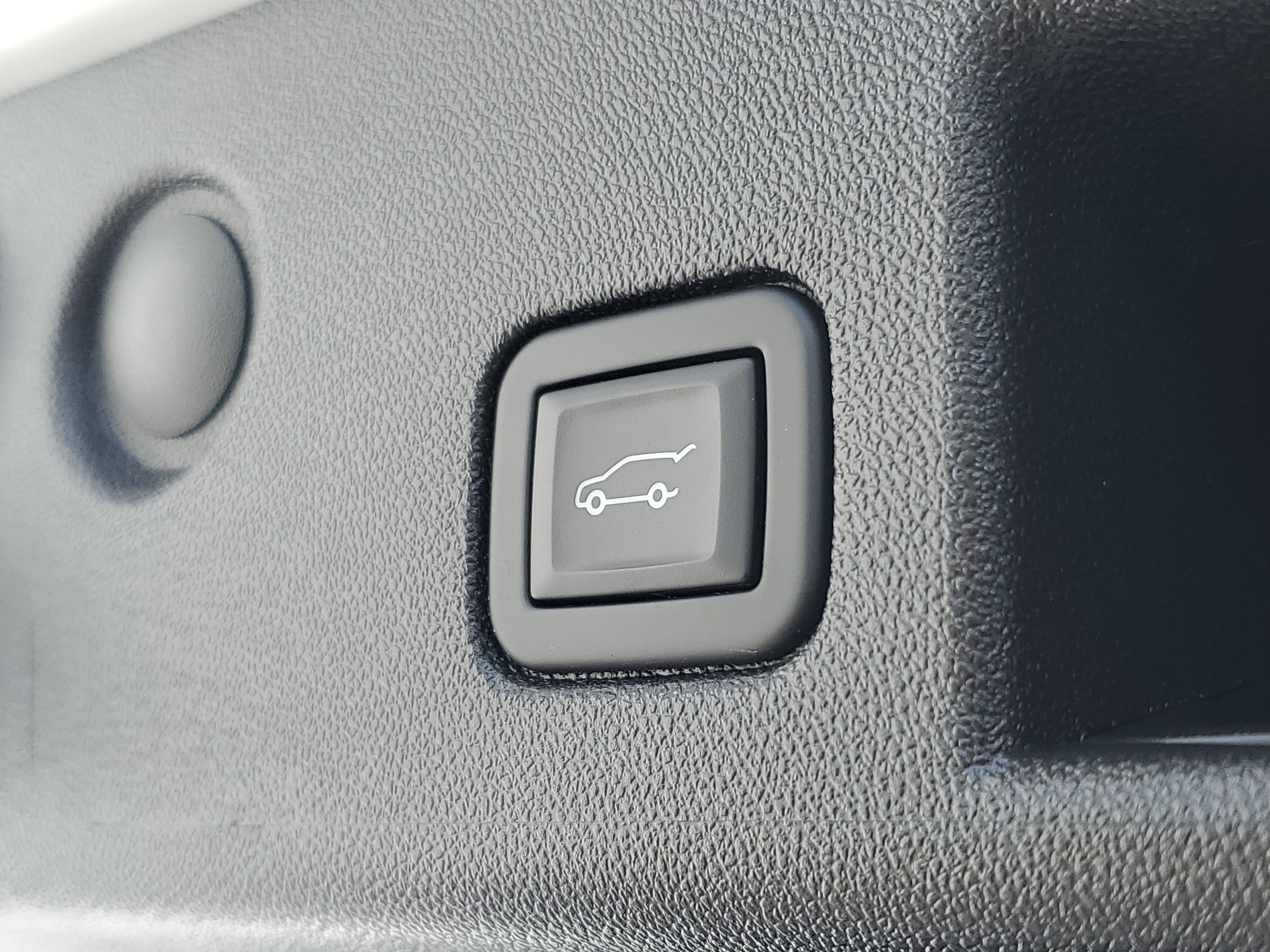 Used 2024 Chevrolet Equinox LT w/ LPO, Cargo Package FWD image 11