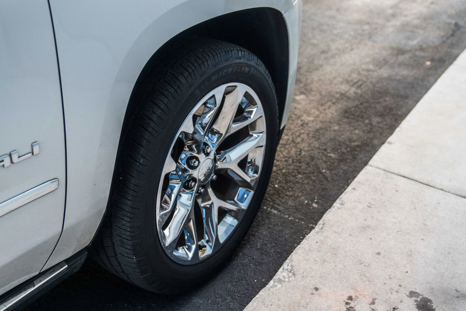 Used 2018 GMC Yukon Denali w/ Open Road Package RWD image 14