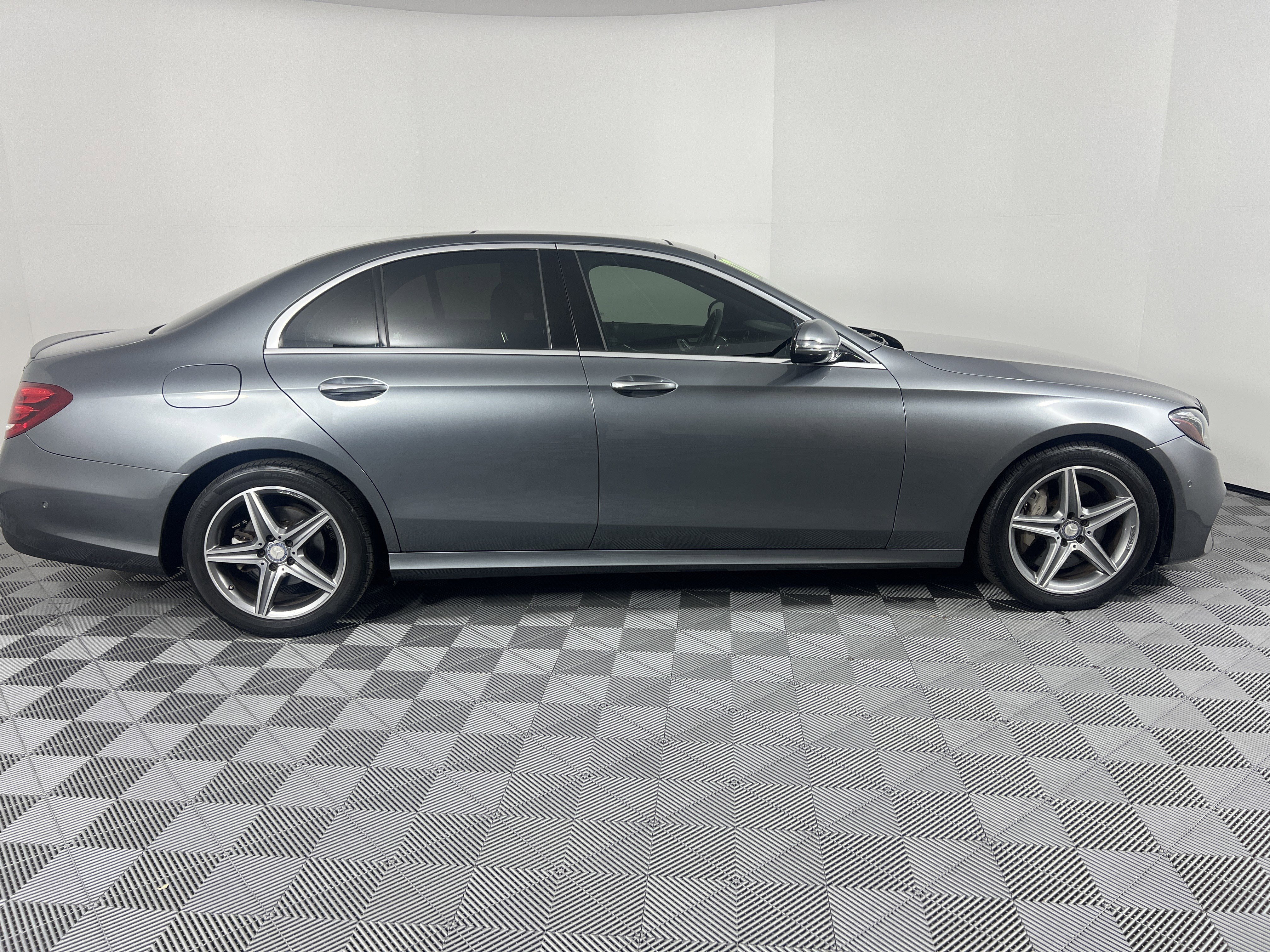 Used 2017 Mercedes-Benz E 300 4MATIC image 2