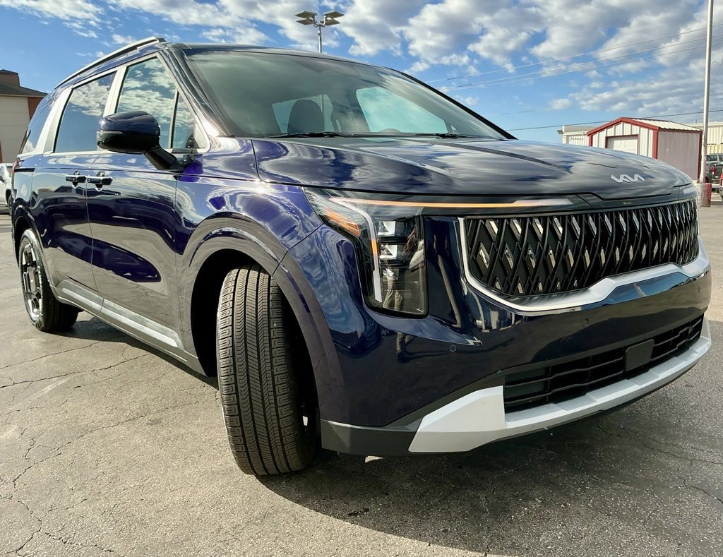 Used 2025 Kia Carnival EX image 2