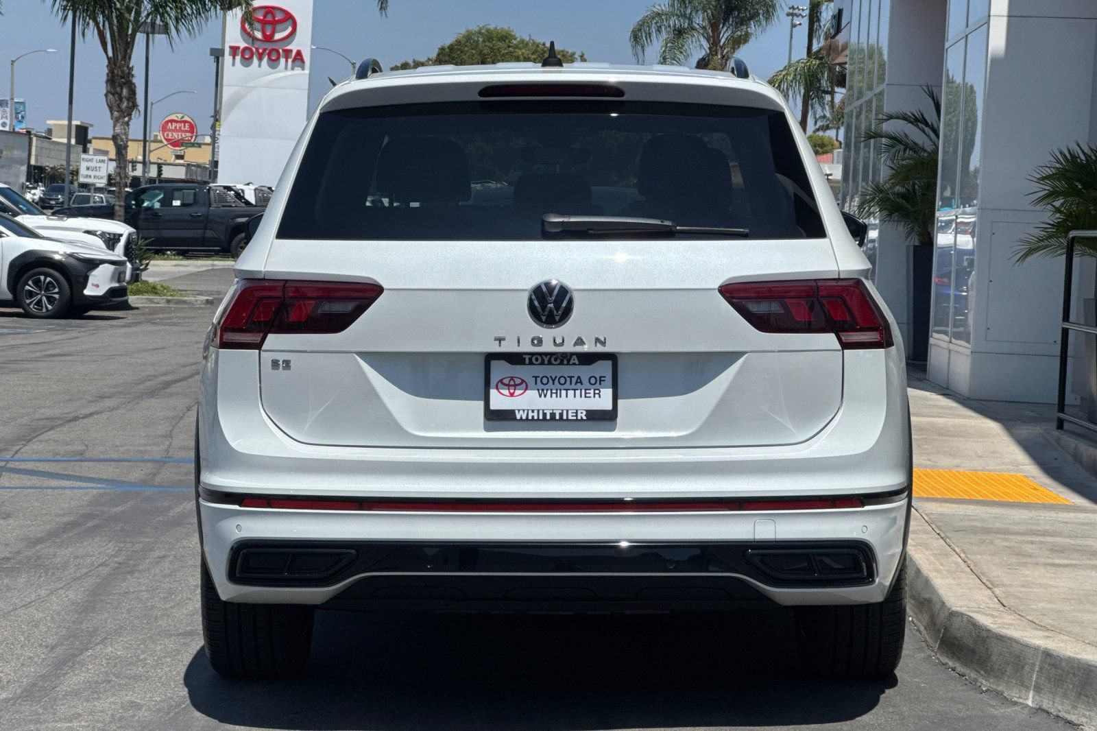 Used 2023 Volkswagen Tiguan SE R-Line FWD image 6