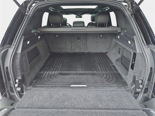 Used 2025 Land Rover Range Rover SE image 12