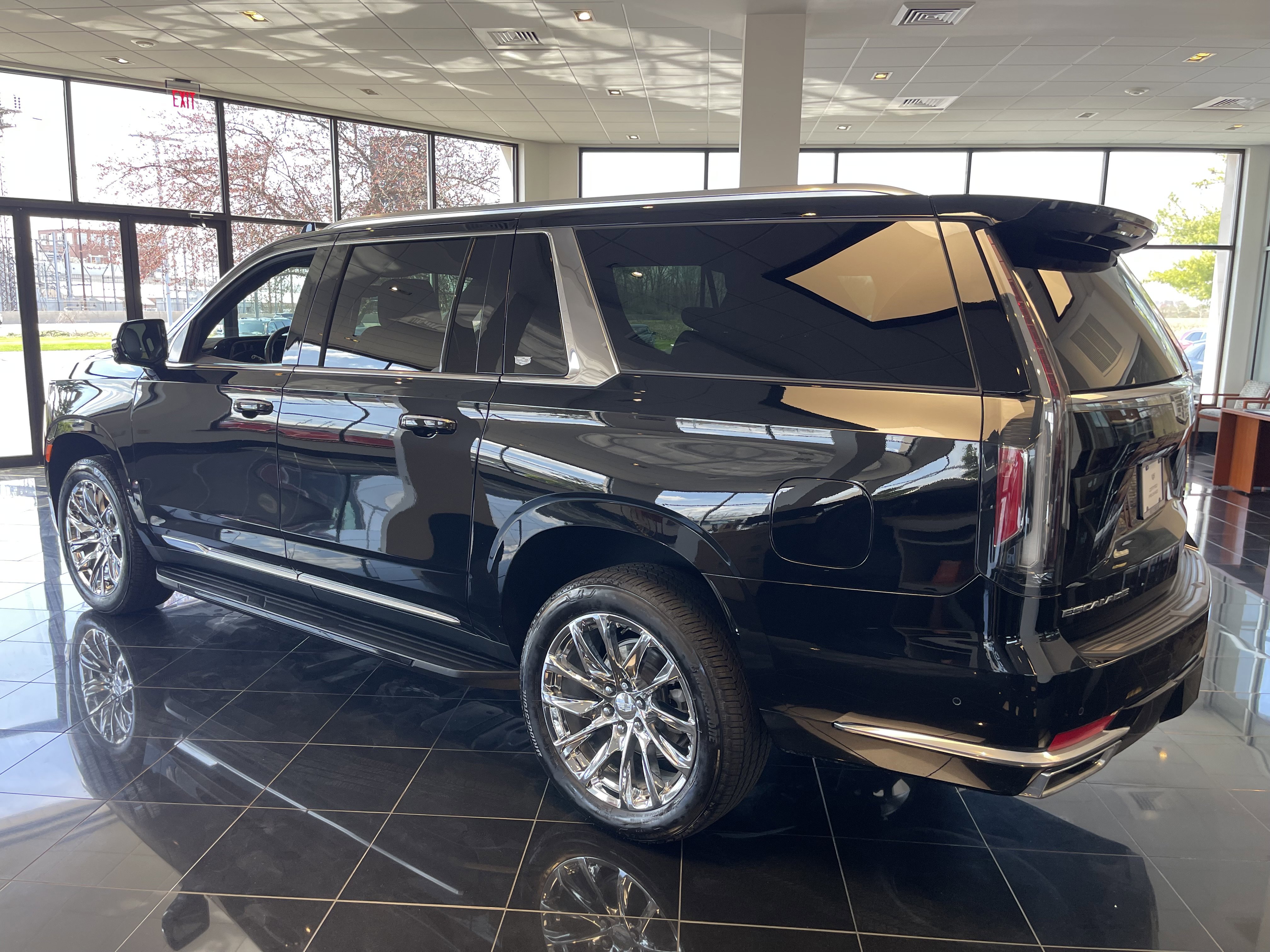 Certified 2023 Cadillac Escalade ESV Premium Luxury w/ LPO, Radiant Package image 4
