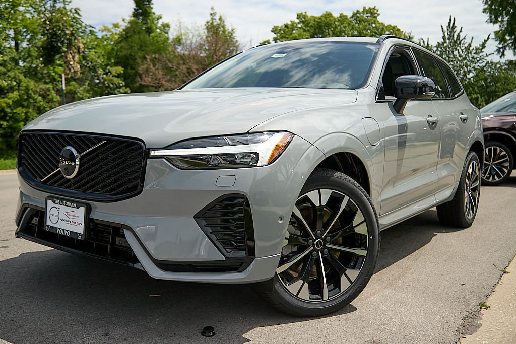New 2026 Volvo XC60 T8 Plus w/ Climate Package PRO AWD/4WD image 2