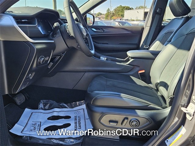 New 2025 Jeep Grand Cherokee Altitude image 5