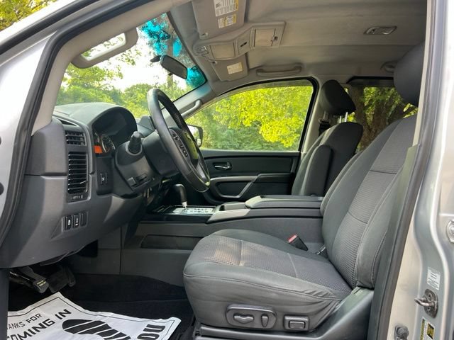 Used 2015 Nissan Titan SV w/ SV Value Truck Package AWD/4WD image 11