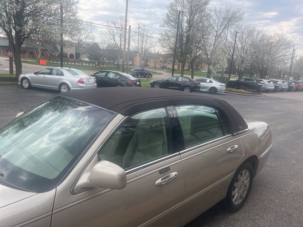 Used 2009 Lincoln Town Car Signature Limited image 5