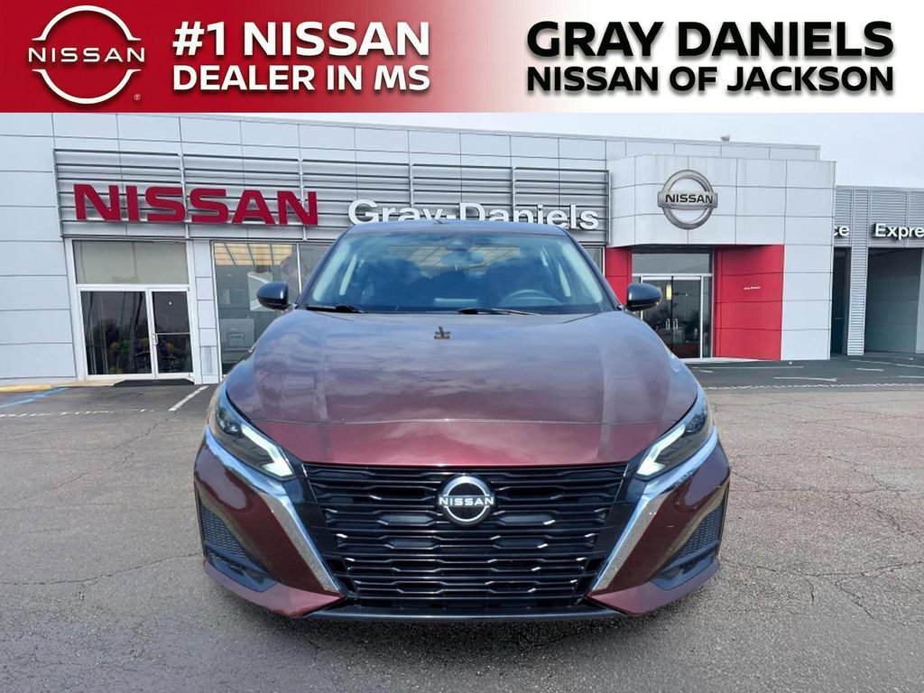 Used 2025 Nissan Altima 2.5 SV FWD image 2