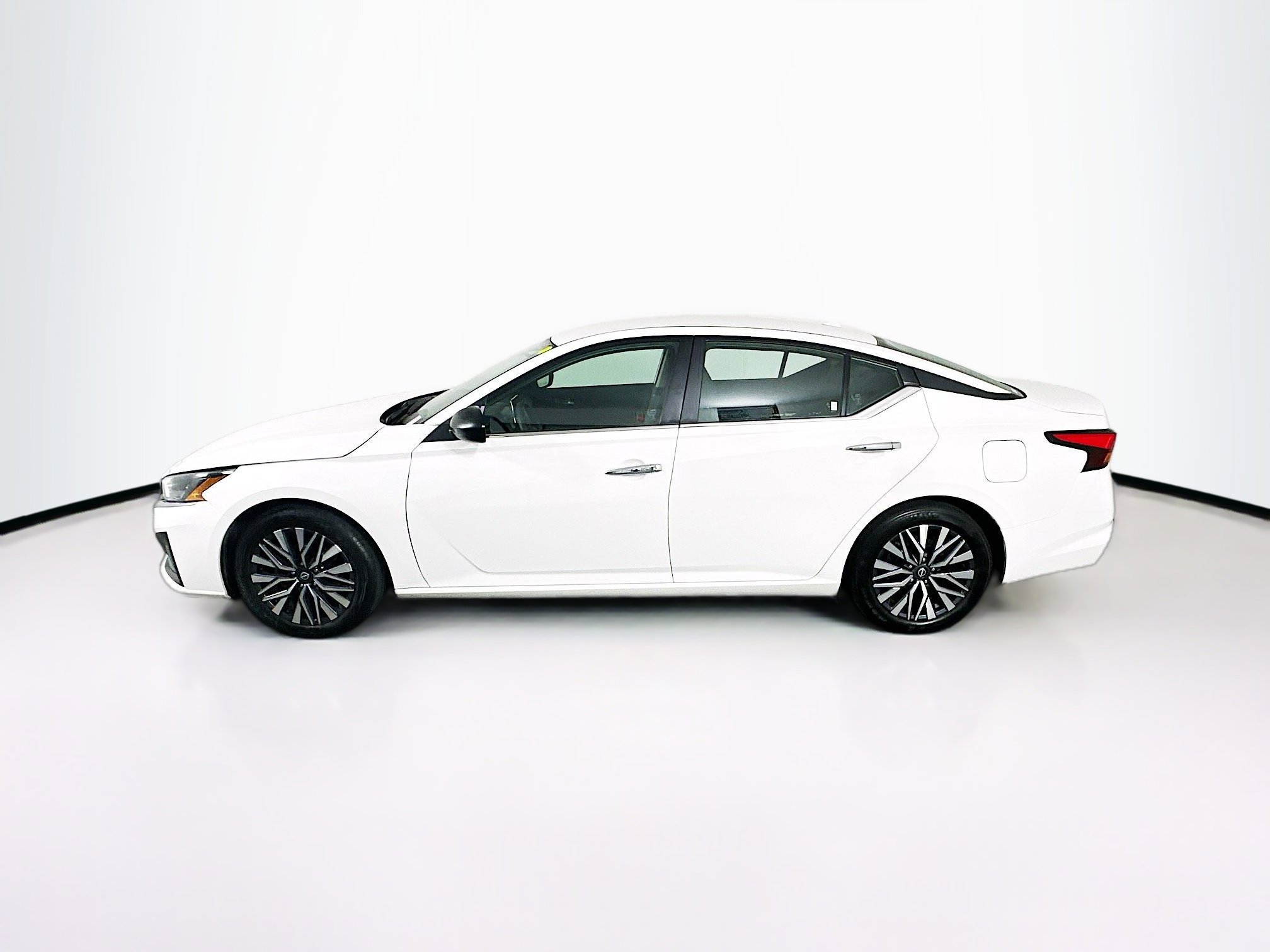 Used 2025 Nissan Altima 2.5 SV image 4