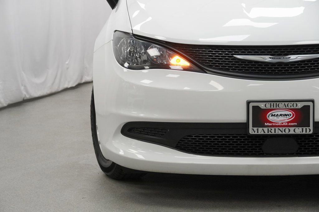 Used 2023 Chrysler Voyager LX image 6