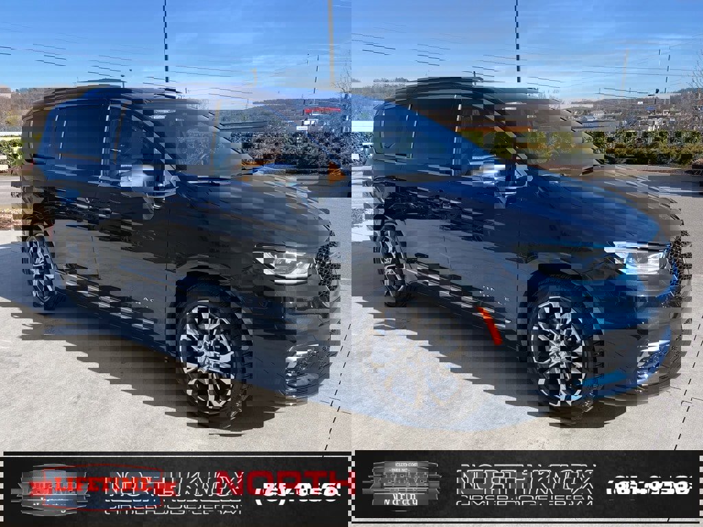 Used 2024 Chrysler Pacifica Pinnacle w/ Trailer Tow Group image 32