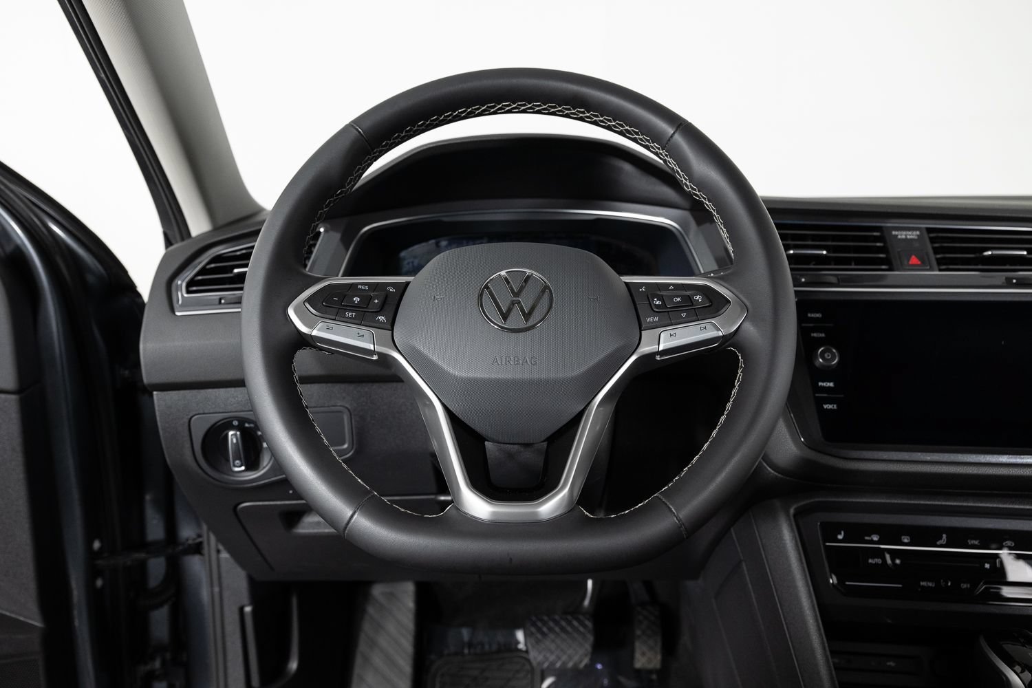 Used 2023 Volkswagen Tiguan SE AWD/4WD image 30