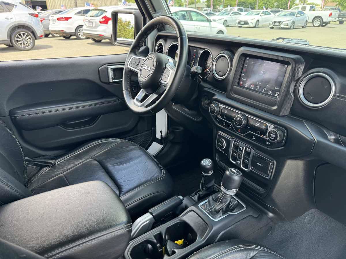 Used 2018 Jeep Wrangler Unlimited Sahara w/ LED Lighting Group AWD/4WD image 13
