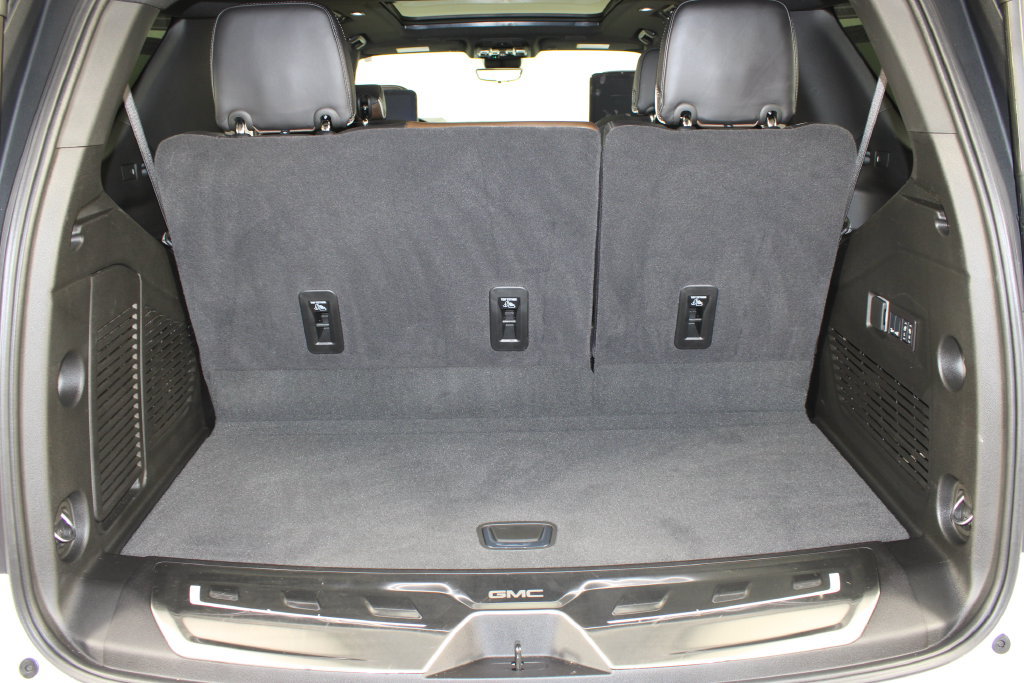 Used 2026 GMC Yukon Denali Ultimate w/ LPO, Illumination Package AWD/4WD image 19