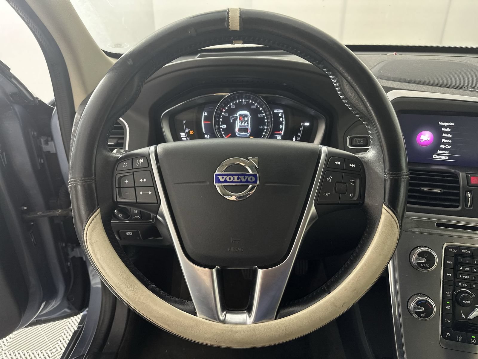 Used 2017 Volvo XC60 T6 Dynamic w/ Advanced Package AWD/4WD image 14