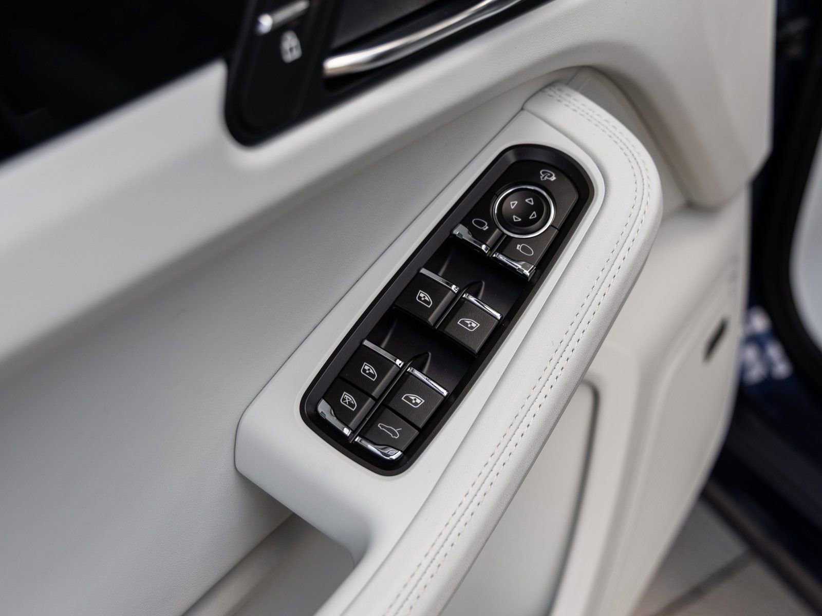 New 2026 Porsche Macan Turbo image 22