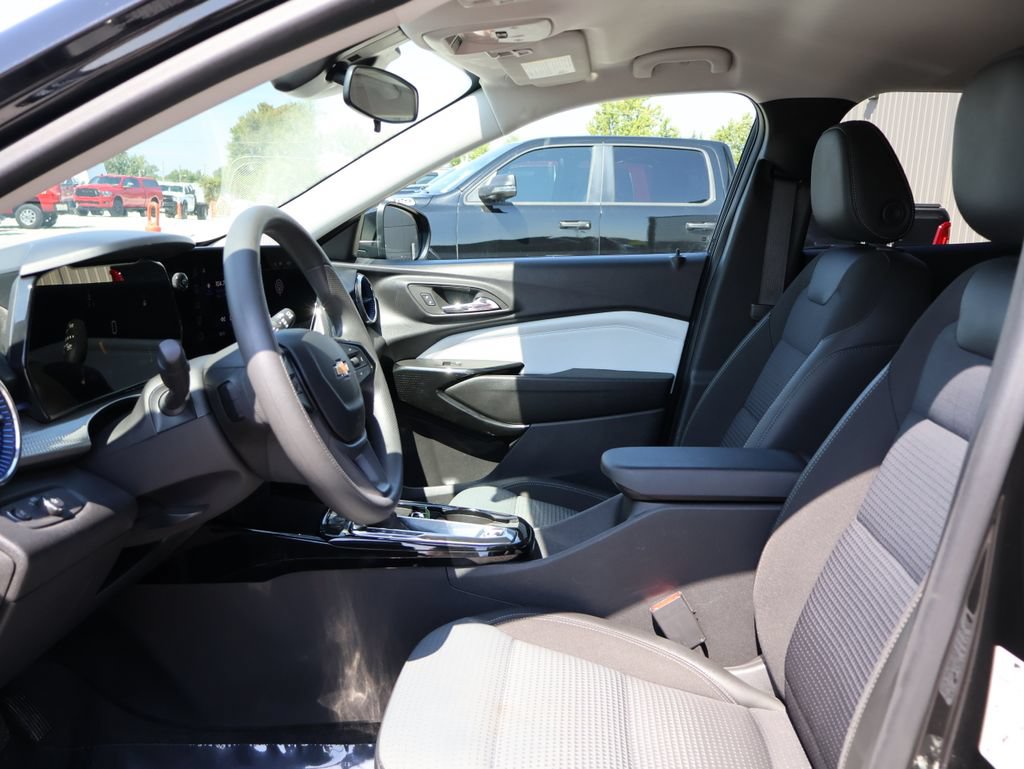 Used 2025 Chevrolet Trax LT FWD image 21