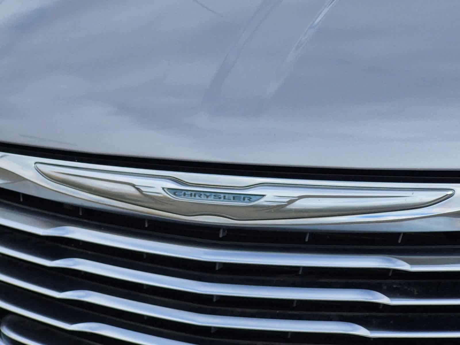 Used 2014 Chrysler Town & Country Touring-L w/ Driver Convenience Group FWD image 12