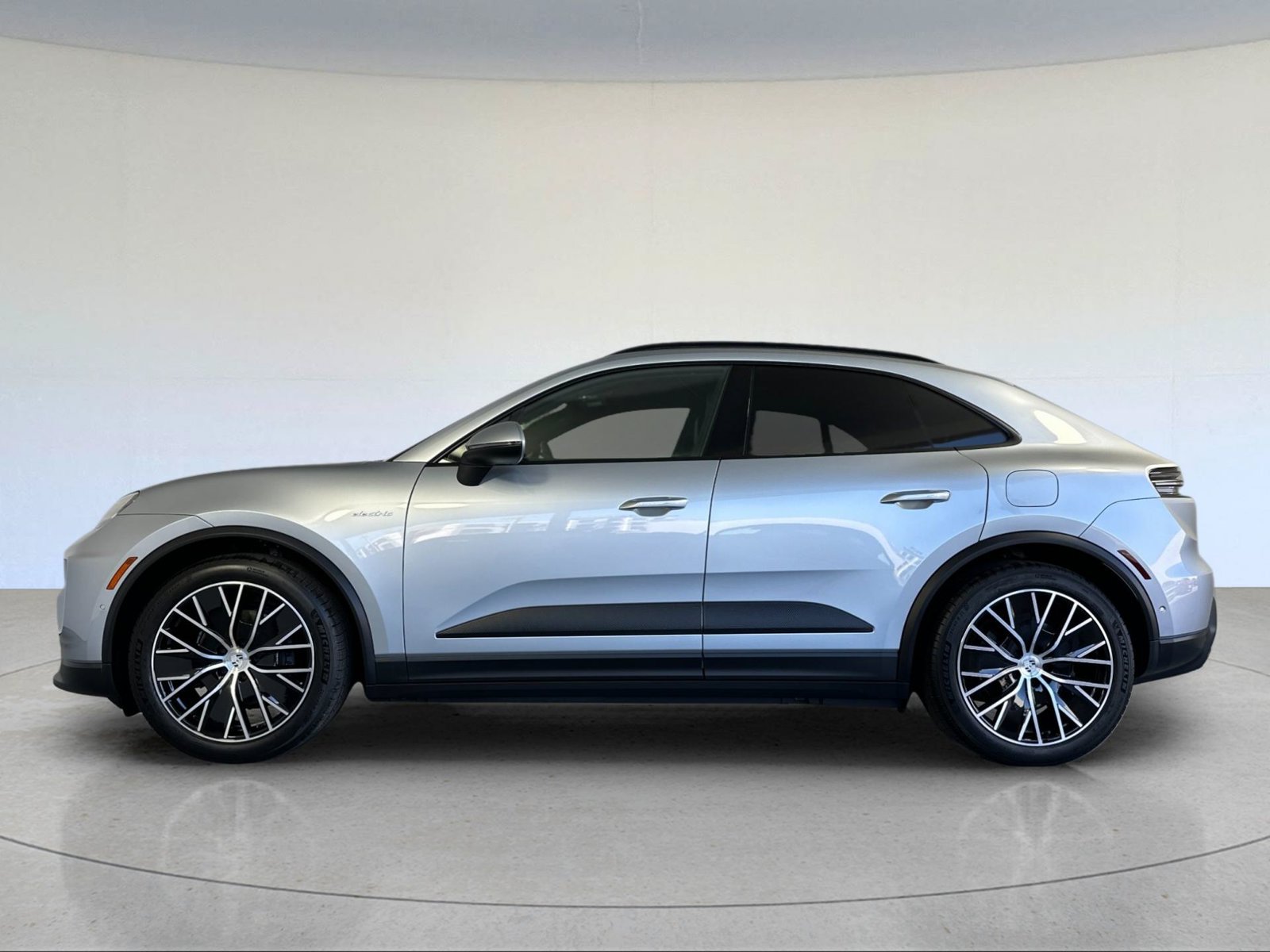 Certified 2025 Porsche Macan Electric RWD image 2