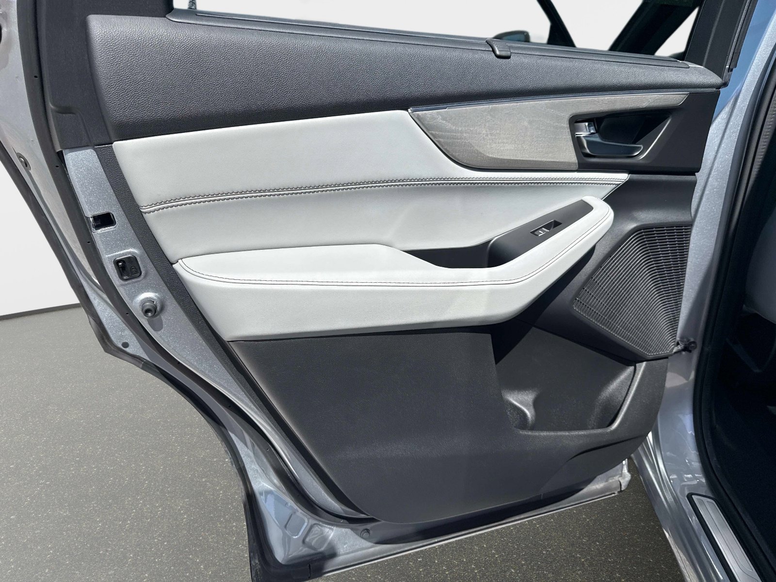 Used 2023 Acura MDX SH-AWD w/ Advance Package image 11