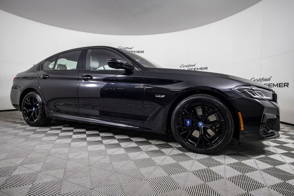 Used 2023 BMW 530e w/ M Sport Package RWD image 2