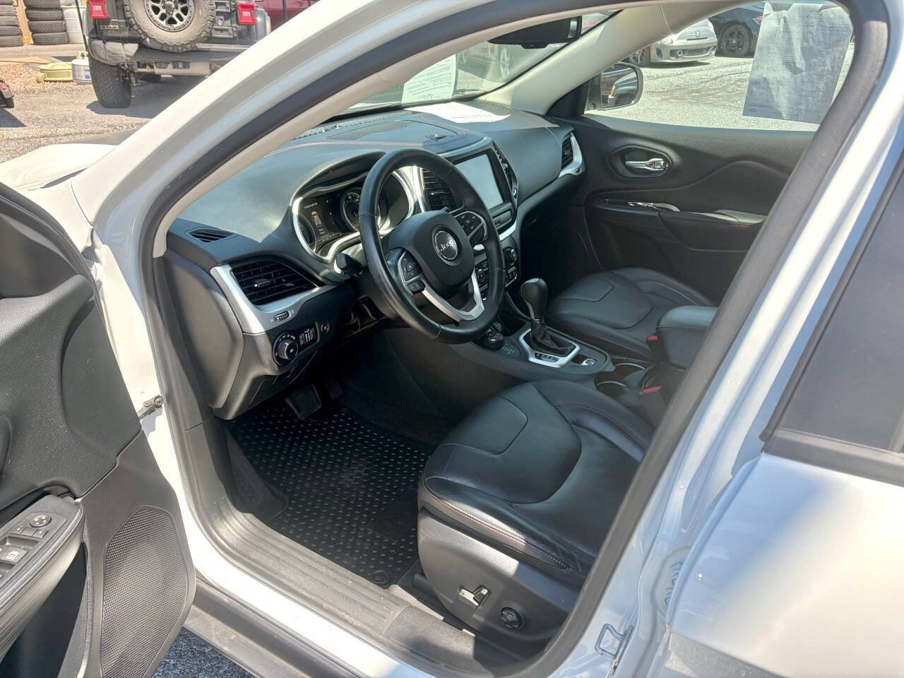 Used 2016 Jeep Cherokee Trailhawk w/ Comfort/Convenience Group AWD/4WD image 8