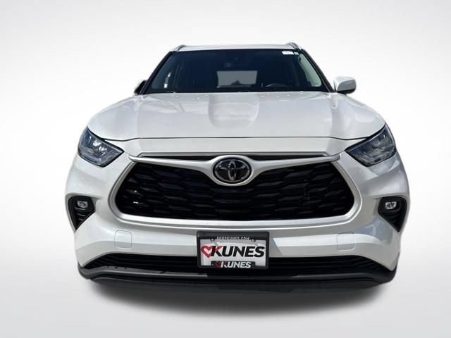 Used 2024 Toyota Highlander LE AWD/4WD image 5