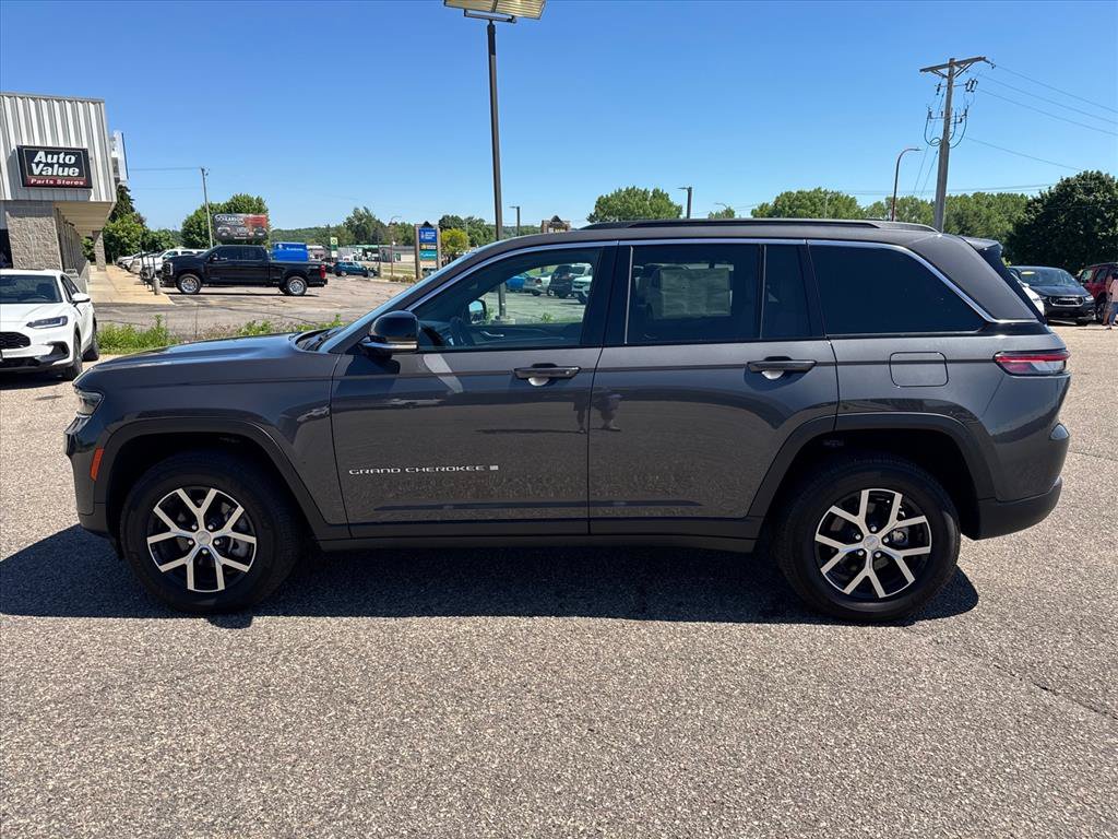 Used 2024 Jeep Grand Cherokee Limited AWD/4WD image 2