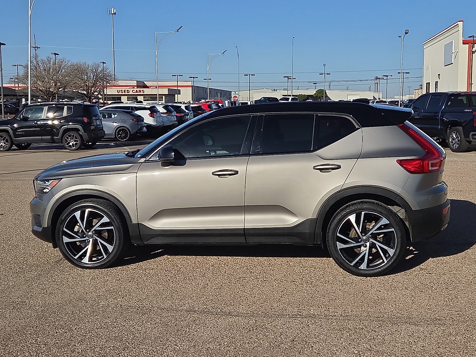 Used 2022 Volvo XC40 T5 R-Design w/ Climate Package AWD/4WD image 2