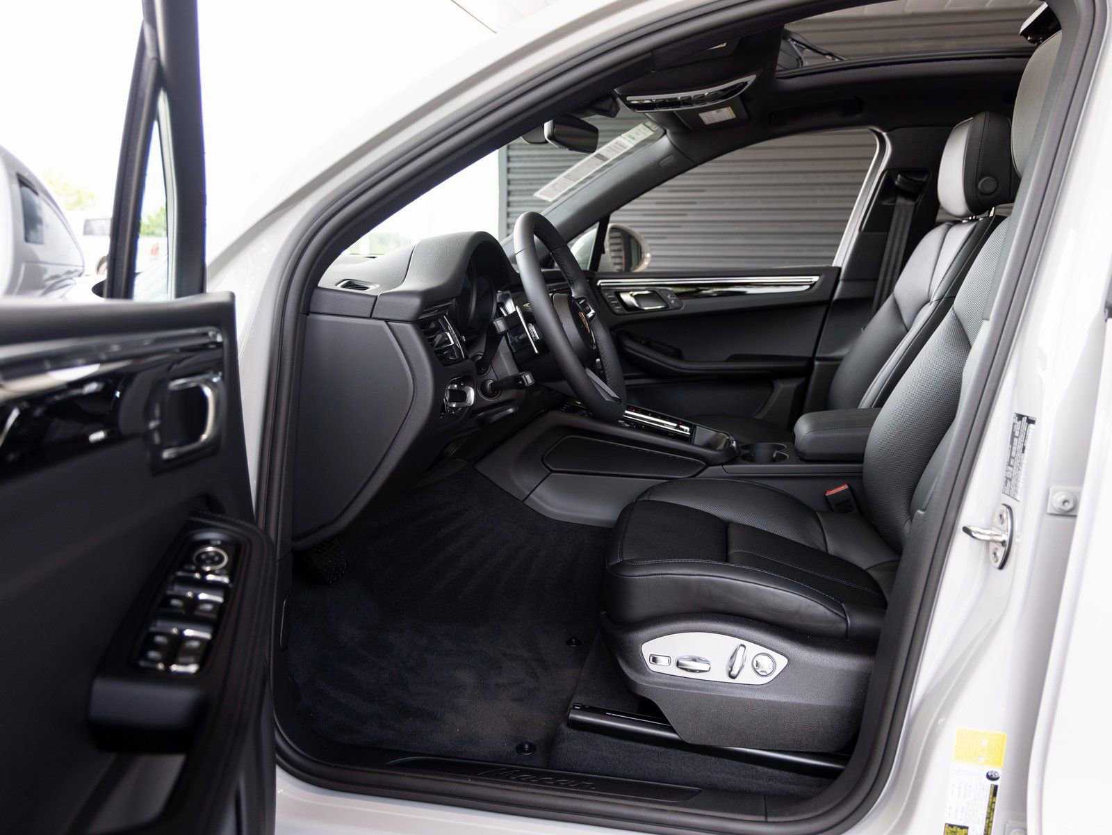 Certified 2025 Porsche Macan image 22