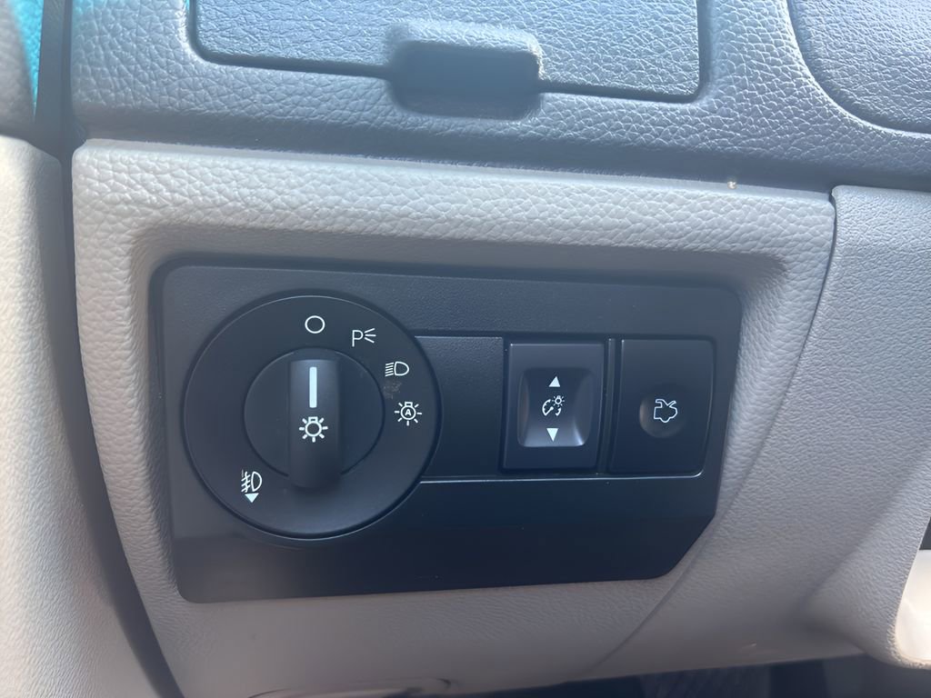 Used 2011 Ford Fusion SE FWD image 12