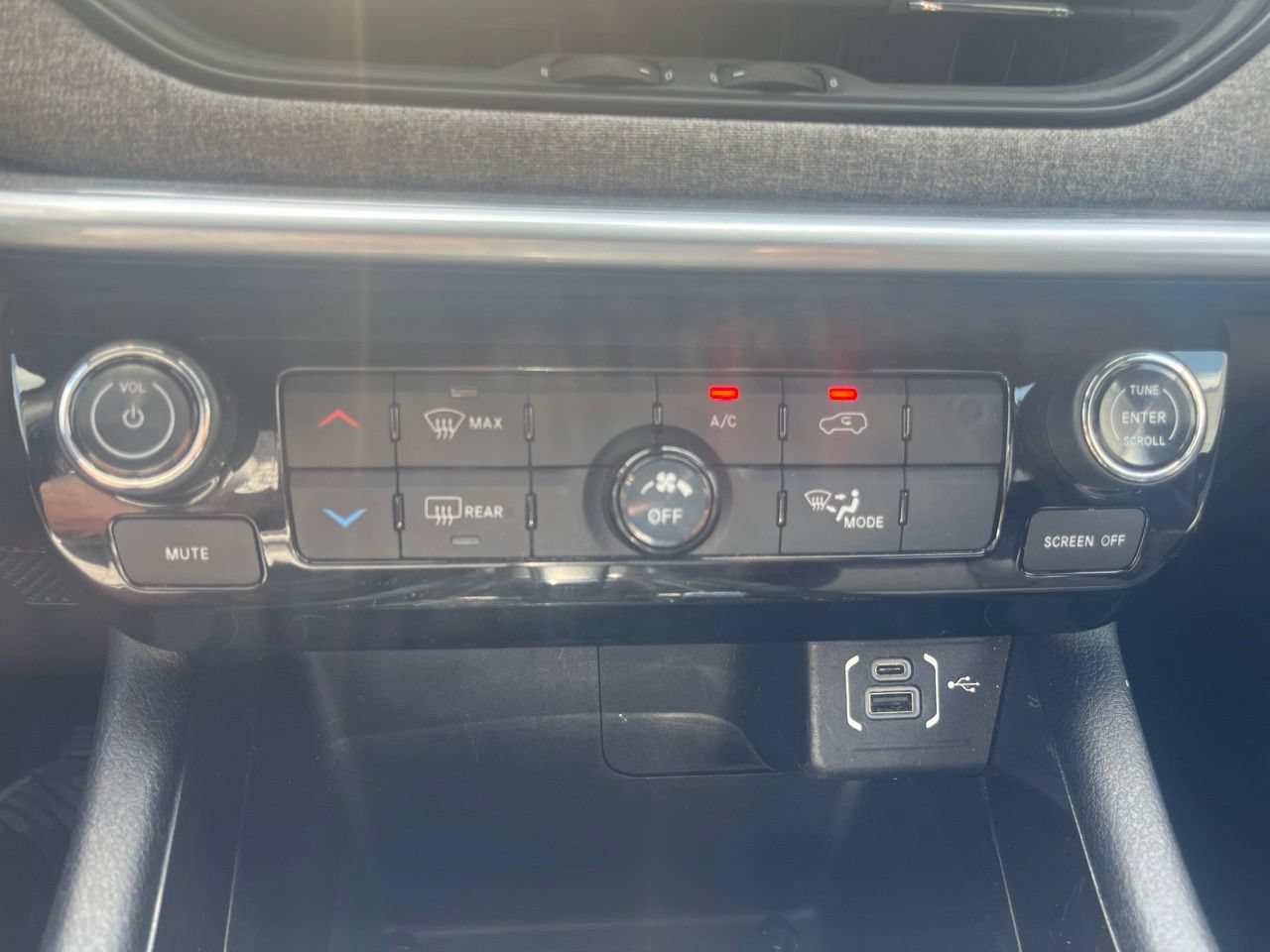 Used 2024 Jeep Compass Latitude AWD/4WD image 25