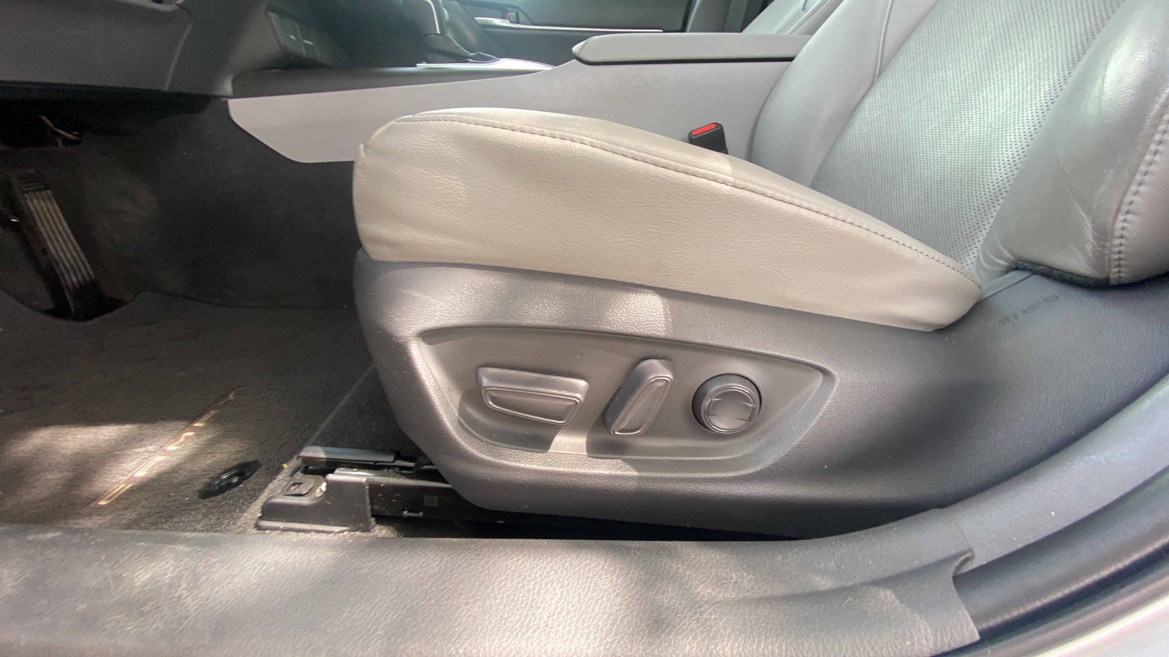 Used 2021 Toyota Camry XLE w/ Cold Weather Package FWD image 13