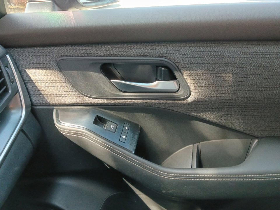 Used 2023 Nissan Rogue SV image 35