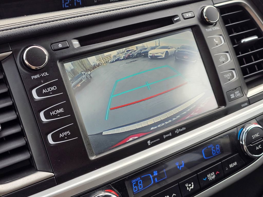 Used 2018 Toyota Highlander SE image 34