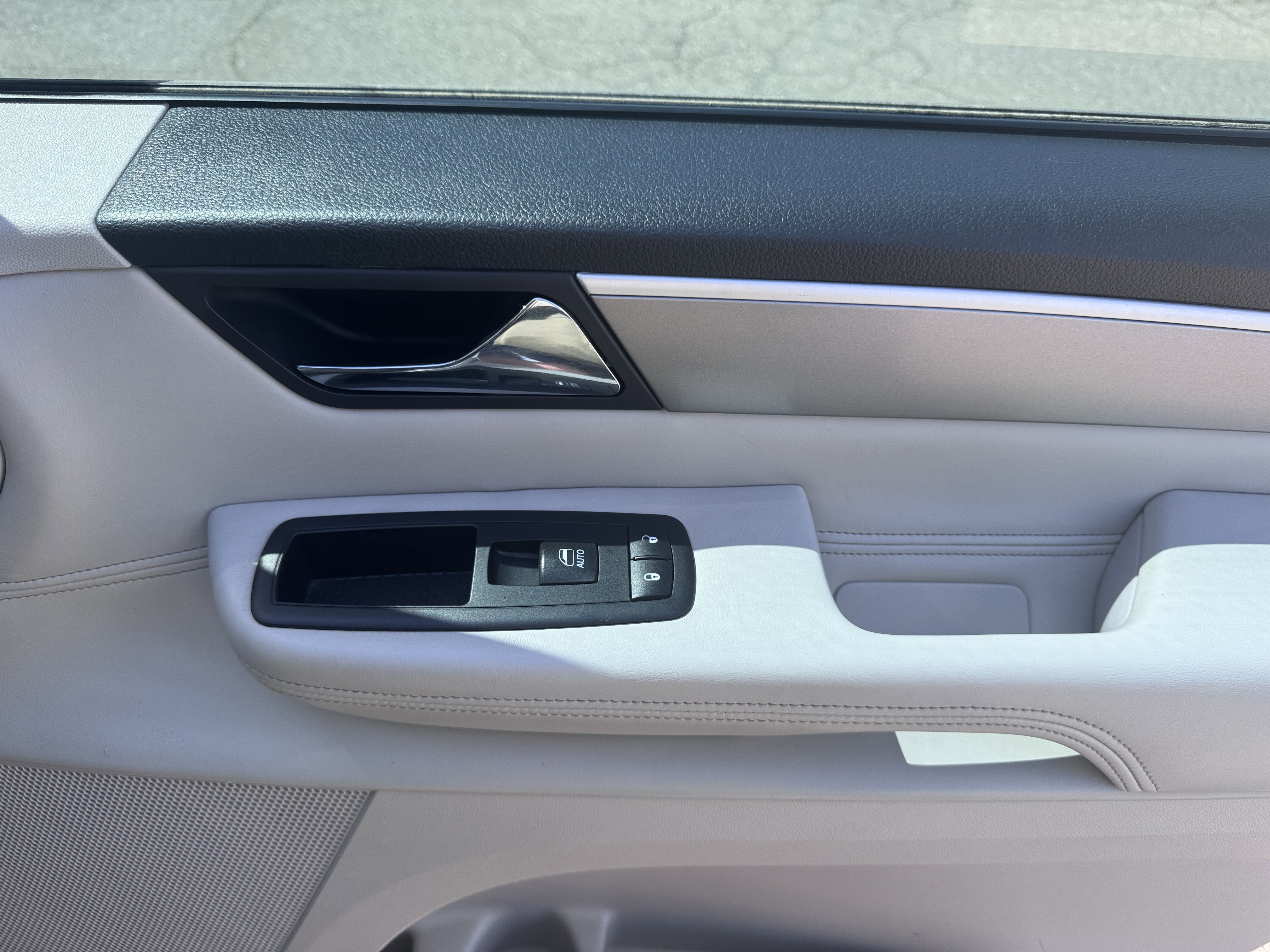 Used 2011 Volkswagen Routan SEL FWD image 44