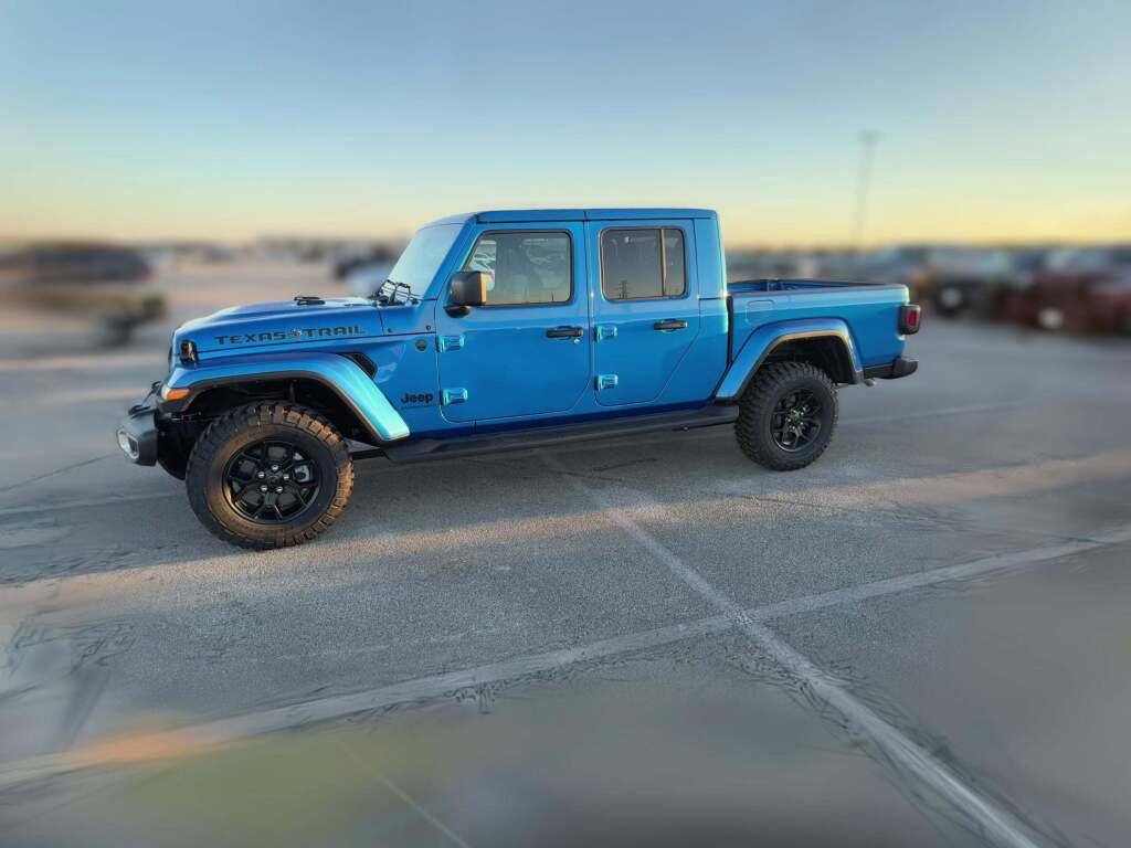 New 2025 Jeep Gladiator Sport image 5